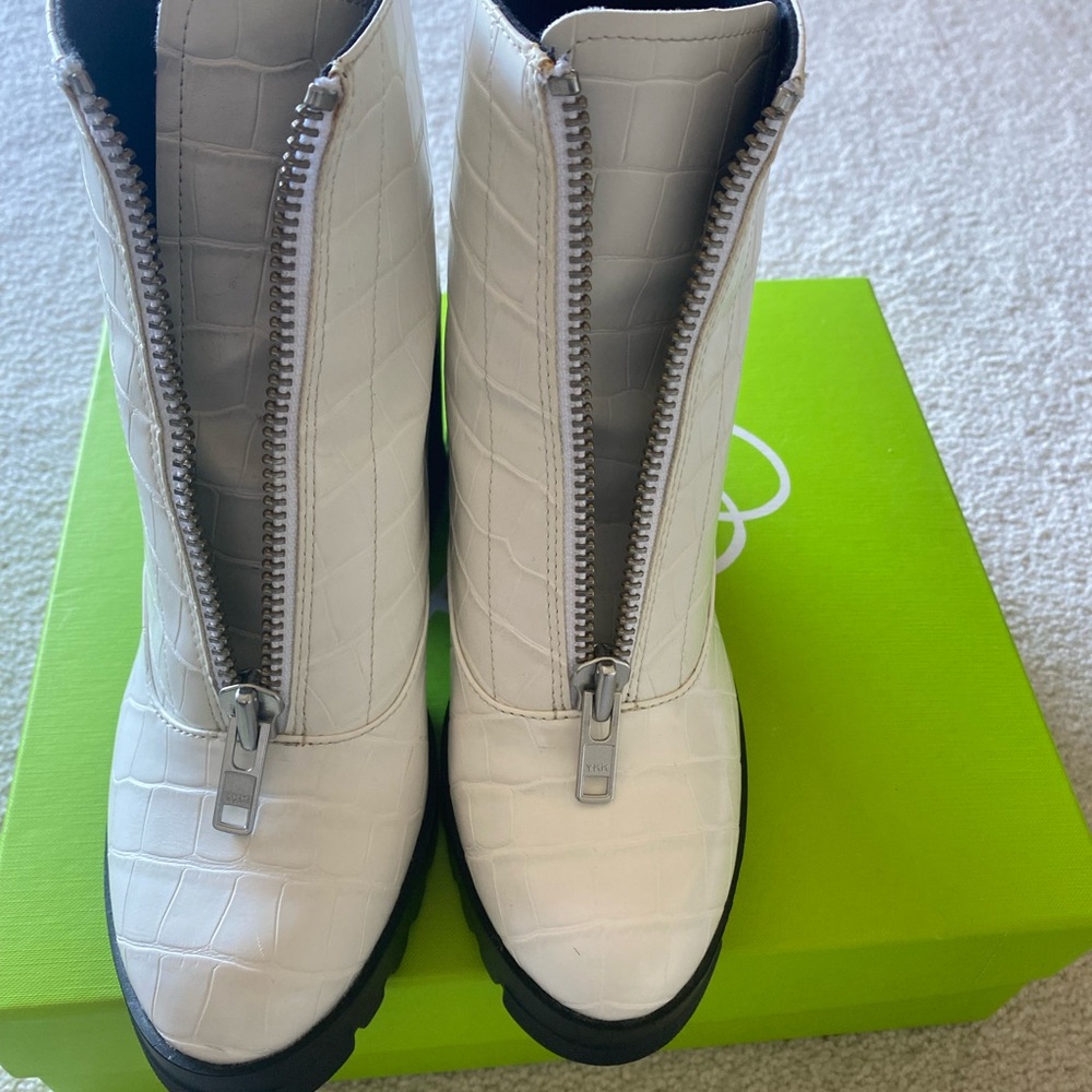 BP Marley White Croc Lug Ankle Boot, like NEW, Size 8.5 runs like 8M - Picture 7 of 12